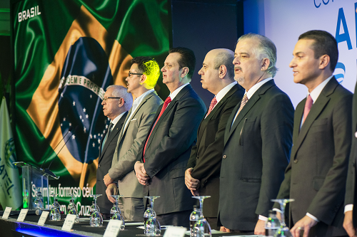 O vice-presidente da Abratel, Luiz Cláudio Costa (centro), com os membros da mesa